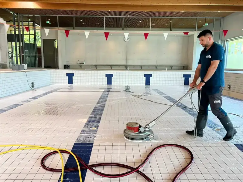 Schwimmbad – Grundreinigung Beckenumgang