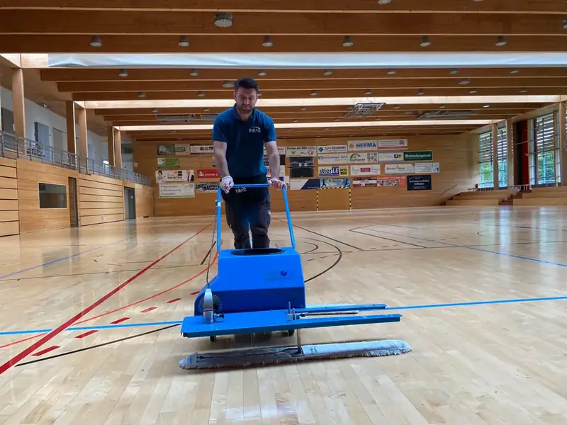 Maschinelle Hallenbodenreinigung