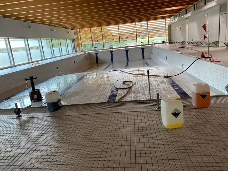 Hallenbad – Beckenboden Grundreinigung