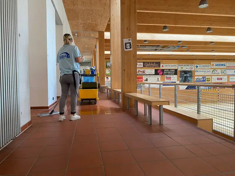 Sporthalle – Parkett maschinell gepflegt