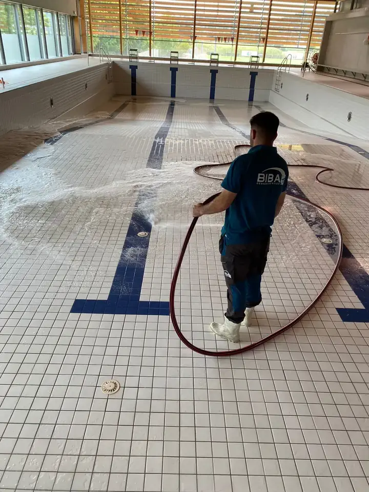 Sporthalle – Umgang und Tribüne gereinigt