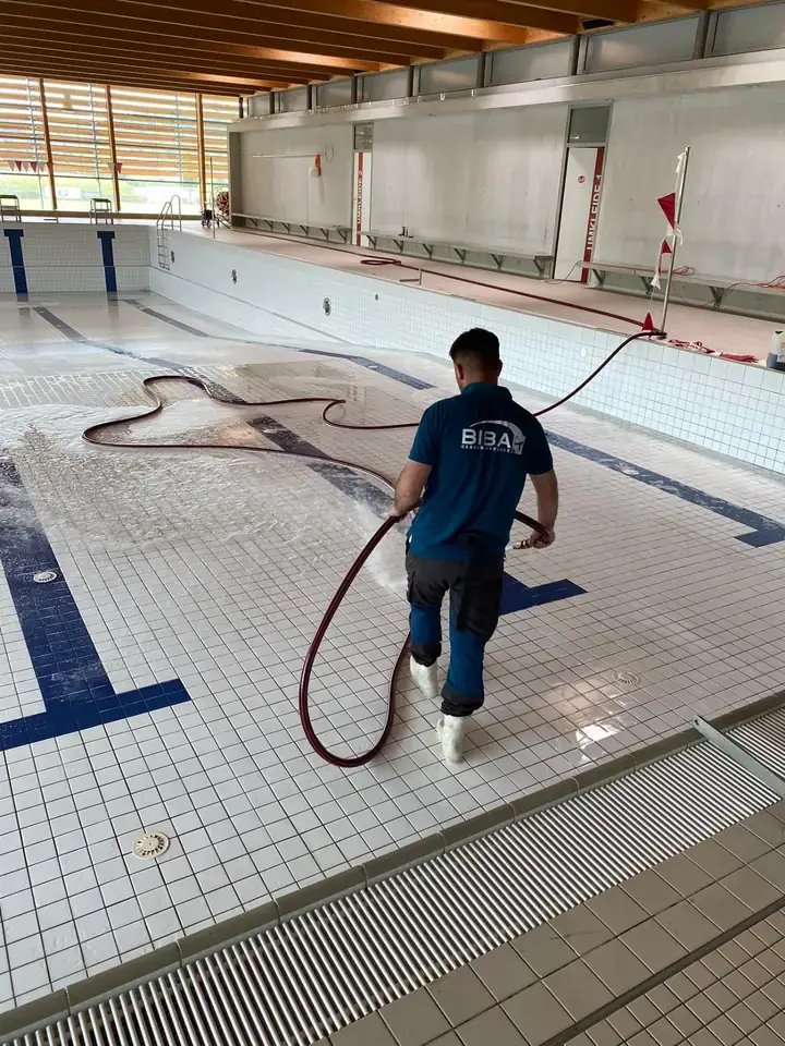 Sporthalle – Bodenreinigung mit Maschine