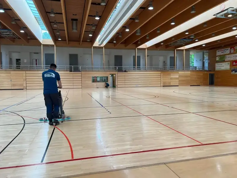 Hallenbad – Feinreinigung Beckenrand