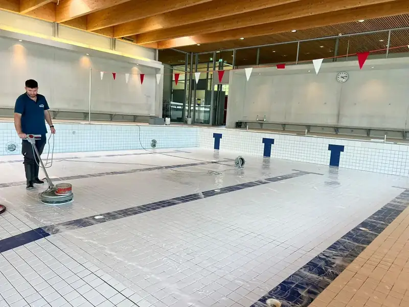 Nassreinigung Schwimmhalle