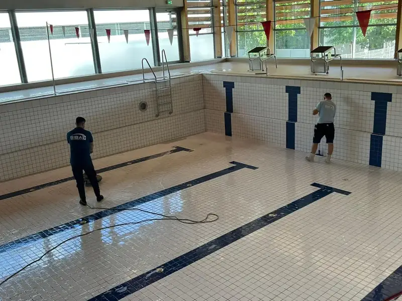 Teamarbeit im Schwimmbecken