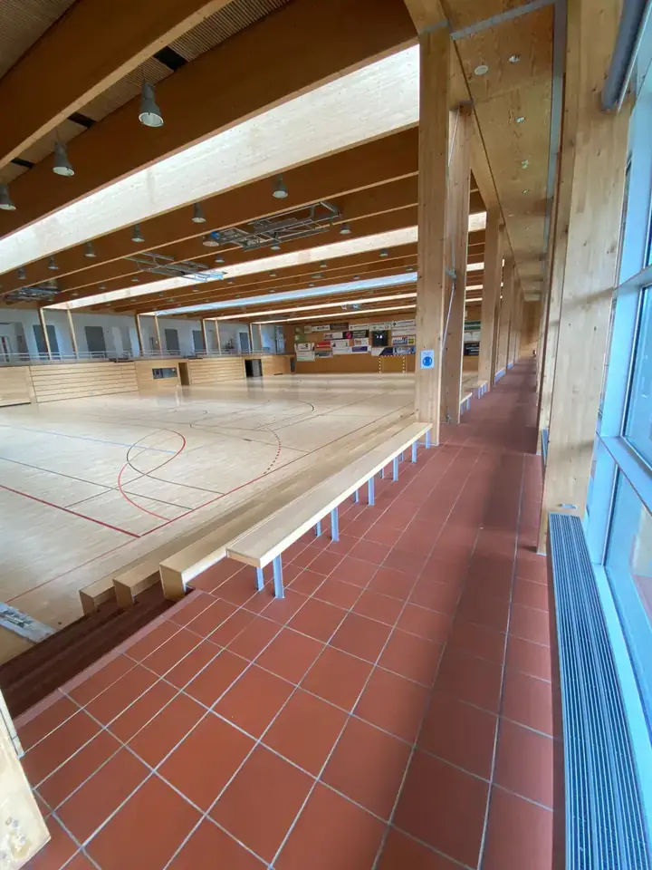 Sporthalle – Umgang gereinigt