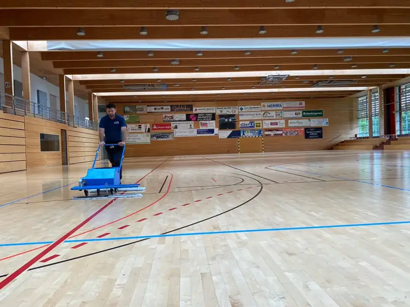 Sporthalle – Parkettpflege